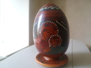 Деревянное пасхальное яйцо с изображением иконы (писанка).