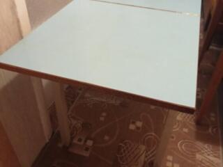 Обеденный стол для маленькой кухни