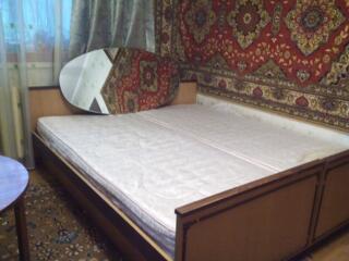 Продаются 2 кровати и зеркало по 500 руб.