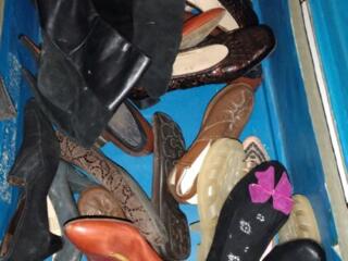 Полный чемодан разной женской обуви бу