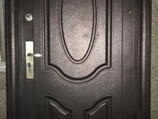 Входная металлическая дверь.