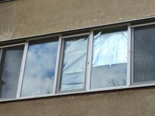 Продам пластиковое окно 6 метров для балкона(рама+стеклопакеты+сетки)