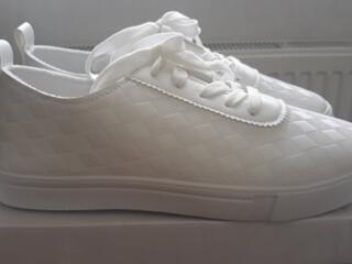 Продам новые белые кеды и кроссовки Nike (оригинал), размер 36