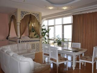 Предлагается к продаже квартира из трех уровней в Аркадийском дворце. 