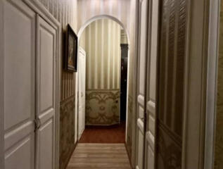 Продается 3-х комнатная квартира в центре города. Высокий бельэтаж. ..