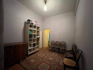 В продаже четырех комнатная квартира на втором этаже. Фасадная. ...