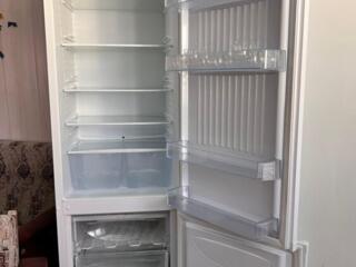 Практически новый холодильник, в отличном состоянии, 250$.