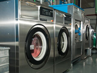 Operator la utilaje de spălat (mașini de spălat).