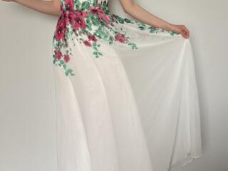Платье с нежным цветочным принтом