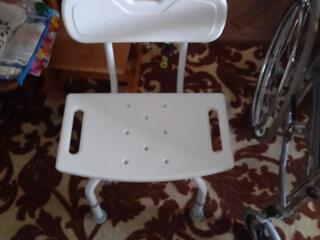 Продается инвалидная коляска и стул для ванной