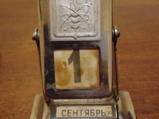 Продам календарь, калькулятор СССР, коллекцию ключей.