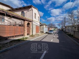 Se vinde casă în sectorul Buiucani strada Șoimilor cu TEREN ...