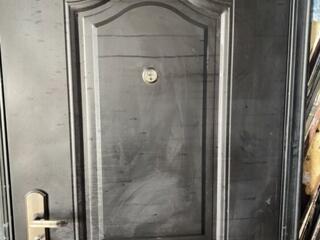 Дверь б/у металлическая
