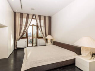 Продаётся шикарная трёхкомнатная квартира на площади 10 Апреля. По ...