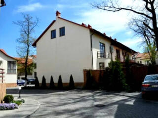 В продаже 3-х этажный таунхаус с дизайнерским ремонтом общей площадью 