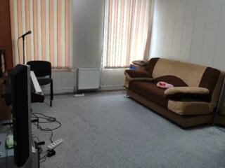 Продам большую, просторную 4-х комнатную квартиру со своим двориком. .