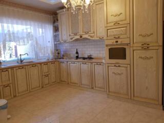 В продаже дом в трех уровнях. Ремонт выполнен в классическом стиле, с 