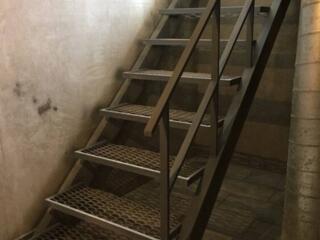 Продам лестницу из швеллера для подвала. Длина 5 метров и ширина 1 метр