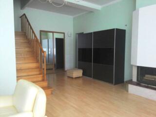 Отдельно стоящий флигель. Состояние хорошее жилое, под косметический .