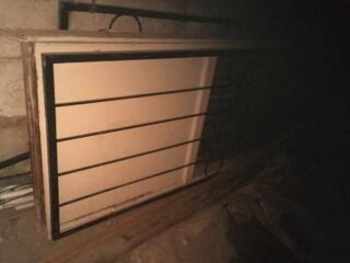 Двери балконная 210х80 с мет. решёткой, входная, межкомнатные.