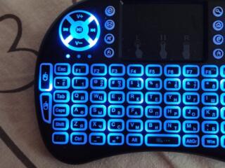 Продаю Беспроводная клавиатура I8 с подсветкой, 3 цвета. Новая. 2 штуки