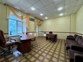 Продаю офіс 38 метрів, центр, Фалеєвська. Власник.