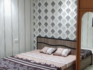 Сдаю помесячно 1 комн. квартиру в центре, есть все необходимое.