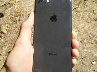 Продам IPhone 8