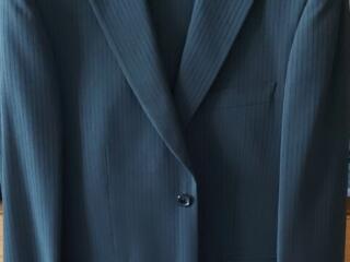 Продаются в упаковке новые мужские рубашки и костюм