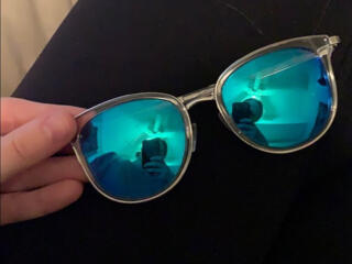 Очки "Dior" и другие украшения.