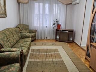 Трёхкомнатная. Мебель, техника. Помесячно. Длительно.