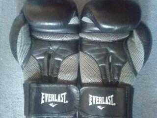 Продам боксерские перчатки Everlast 12 унций