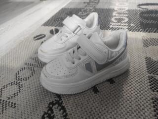 Продам кроссовки