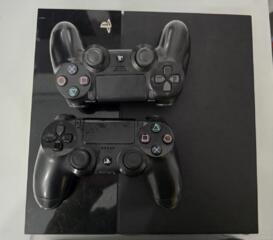 PS4 и два джойстика