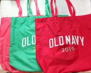 Сумки, косметички, рюкзак, зонт-трость. Центр.