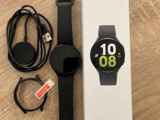 Samsung Galaxy Watch 5 46mm. В комплекте 4 ремешка.