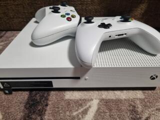 Продам Xbox One S. 2 джойстика. Торг.