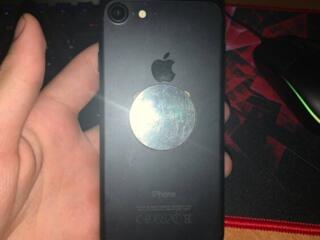 Продам IPhone 7