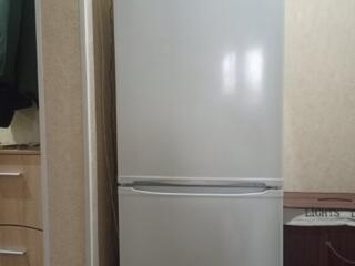 Продам холодильник Indesit.