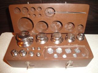 Продам наборы гирек для лабораторных весов, б/у ванночку для ног.