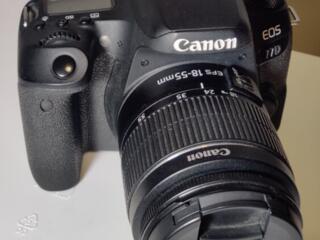 Canon EOS 77D с объективом