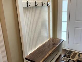 Экологичная мебель для прихожей.