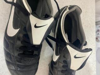 Продаются бутсы Nike и Adidas.