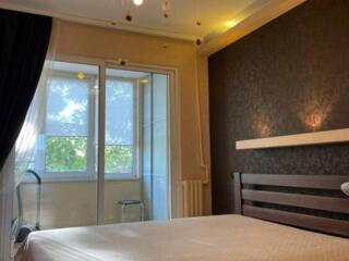 Продается четырехкомнатная квартира с гаражом напротив парадной с ...