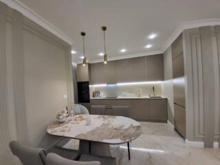 В продаже трёхкомнатная квартира в 57-й Жемчужине на четвёртом этаже. 