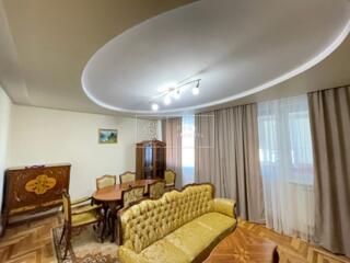 Se oferă în chirie apartament cu 3 odăi separate + garaj, amplasat în 