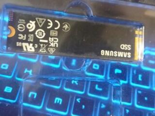 Продам ссд на 512 Гб Самсунг за 900 рублей, в отличном состоянии