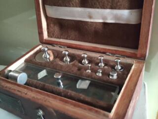 Весы старинные с гирьками.