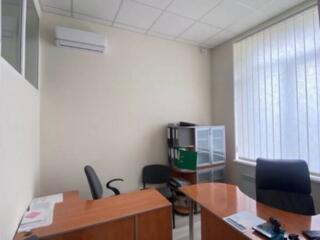 В продаже дворовое коммерческое помещение с ремонтом на первом этаже .