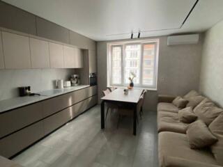 Продается просторная двухкомнатная квартира с ремонтом в новом доме в 